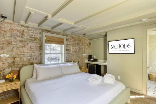 The Nicholas Carriage King Suite 1 Block to King