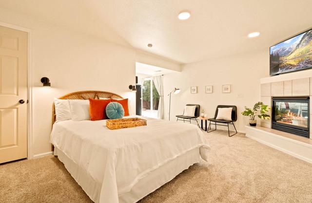 The Nook- Private Walkout Studio With Full Kitchen & Hot Tub!