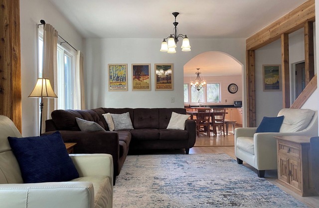 "The Nook"- ROOMY Home 2mi- Dunes & Chesterton, Yard, Fire Pit, Grill, Game Room