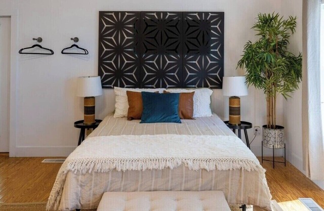 The Oak . A Spacious upscale King Studio Apt in Mentone