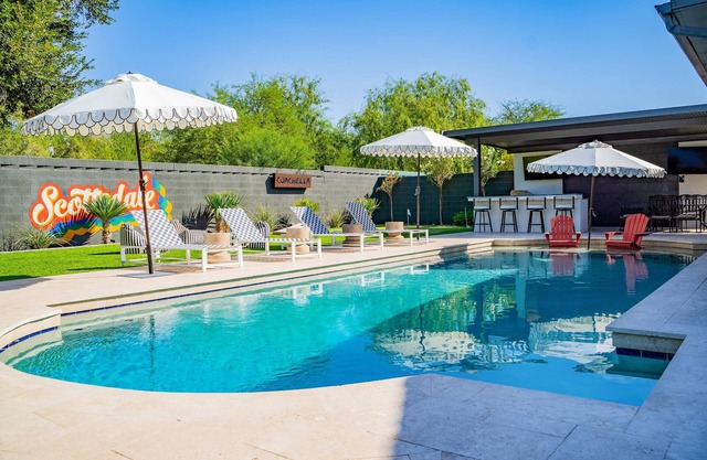 The Oasis: Luxe Heated Pool | Big Backyard | Outdoor Bar & BBQ for Large Groups