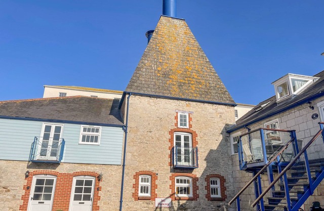 THE OAST HOUSE, family friendly in Brewers Quay Harbour