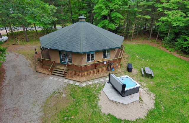 The Octagon & APT - Hot tub, Game room, 1.8 miles to Lake Michigan beach