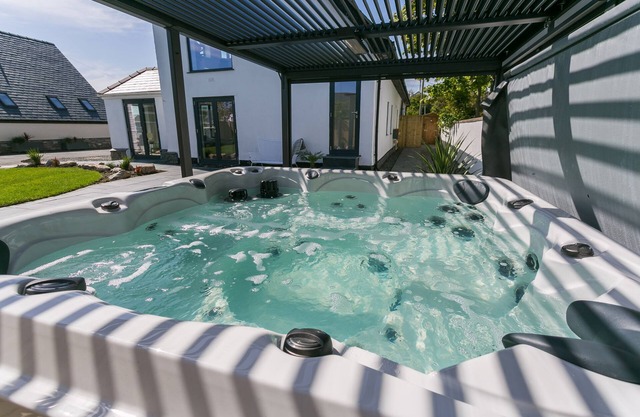 The Old Abbey - a hot tub that sleeps 16 guests in 6 bedrooms