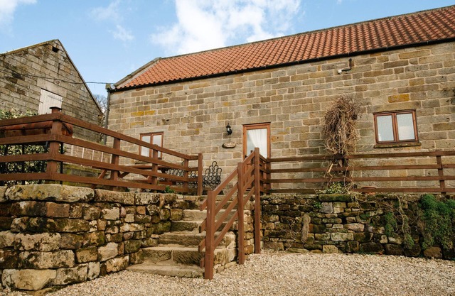 THE OLD CART HOUSE, pet friendly, with open fire in Farndale