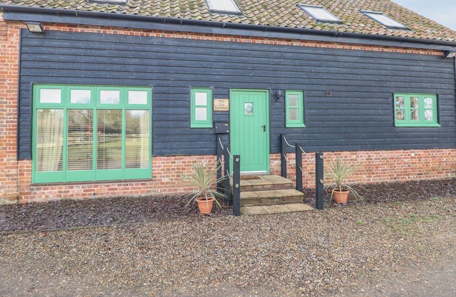 THE OLD CARTSHED, pet friendly, with open fire in Hopton-On-Sea