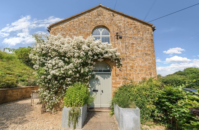 The Old Chapel - sleeps 6 guests in 3 bedrooms
