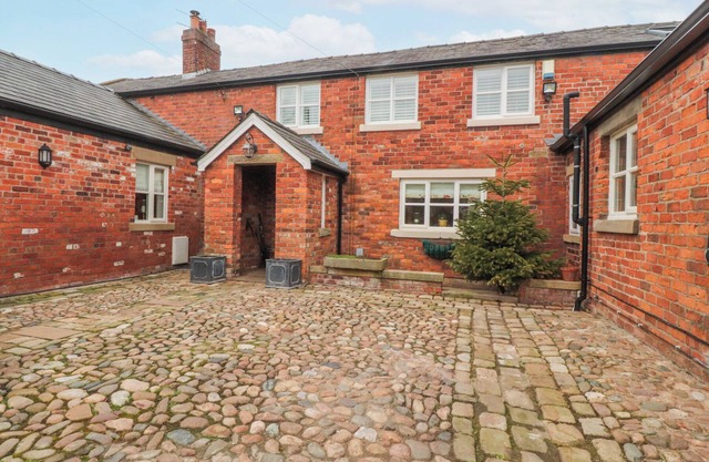 THE OLD COACH HOUSE, pet friendly, with hot tub in Bilsborrow