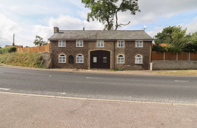 THE OLD CUSTOM HOUSE, pet friendly, with open fire in Wangford