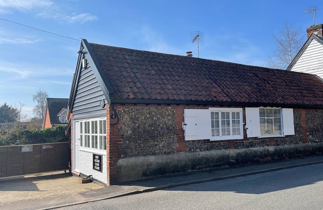THE OLD FORGE, MELTON, pet friendly, with a garden in Melton