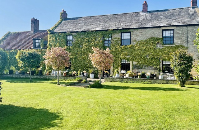THE OLD HALL, luxury holiday cottage, with open fire in East Ayton