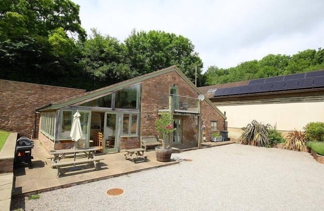 THE OLD MILL, pet friendly, character holiday cottage in Cinderford