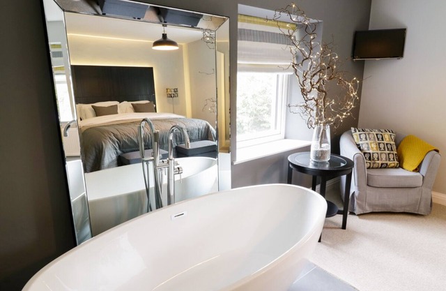 THE OLD POST OFFICE, pet friendly, luxury holiday cottage in Garstang