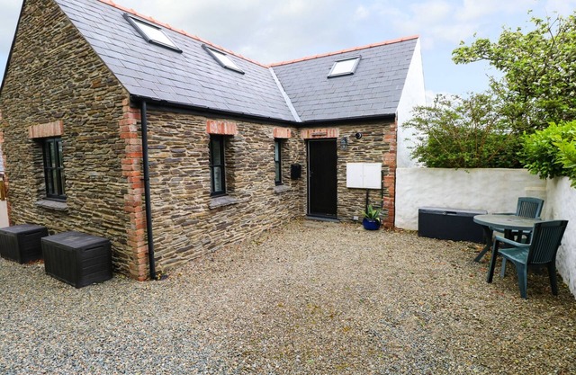 THE OLD STABLES, romantic, character holiday cottage in Fishguard