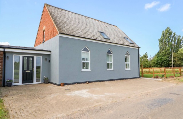 THE OLDE CHAPEL, pet friendly, character holiday cottage in Boston