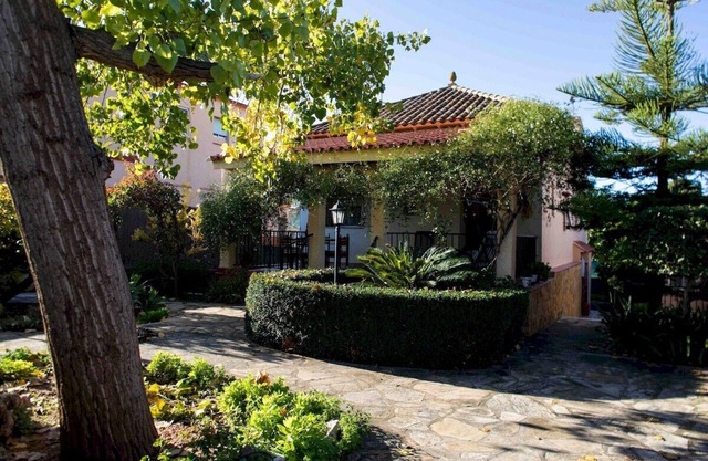 The Orange Lemon Tree House by Florit Flats