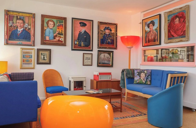 THE ORCHARD CLOSE ART HOUSE, pet friendly in Bury St Edmunds