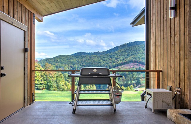 The Overlook at Balsam Mountain Preserve: Modern Mountain Home on Arnold Palmer Golf Course