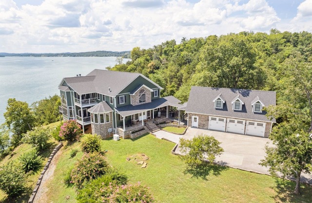 The Overlook on Douglas Lake (Waterfront Luxury)