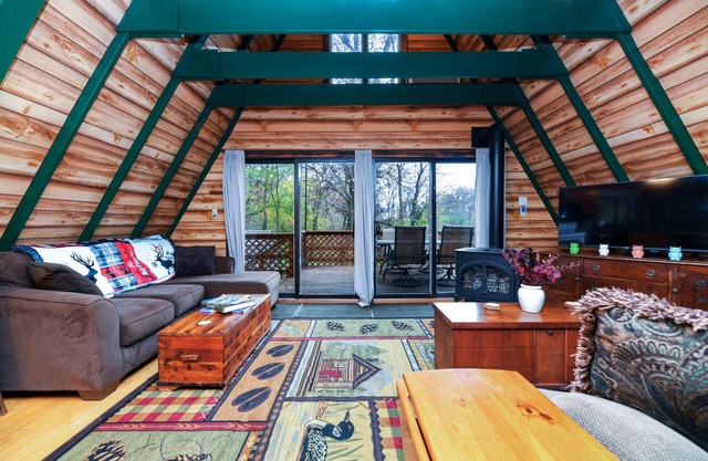 The Owls Perch: Cabin w/Game Room & Pet Friendly