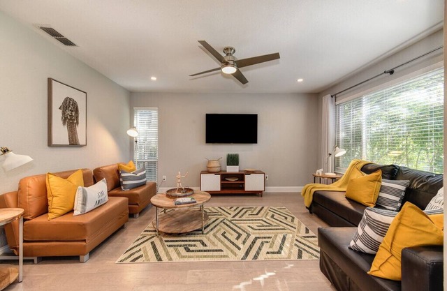 The PALM House Pool 10 min to RosevilleGaleria Airport Grill Sacramento Downtown