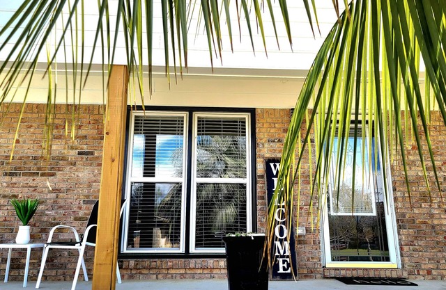 THE PALM OASIS RETREAT MOVIEROOM GAMEROOM MINS FROM FORT MOORE & DOWNTOWN AREA