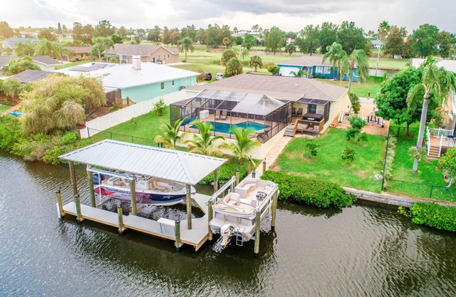 The Palm Tree Waterfront - Pool Home - Free Heated pool- Pool Table - kayaks