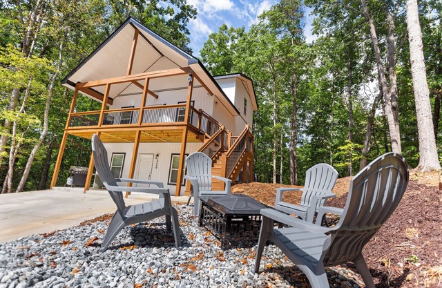 The Panda Lakehouse - Charming 4 Bedroom Cabin in Lake Hartwell near Clemson