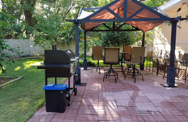 The Peachy Cottage - Close to Beaches, Corry Station, NAS, & Historic Downtown