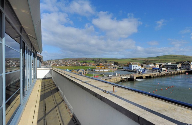 THE PENTHOUSE, family friendly, luxury holiday cottage in West Bay