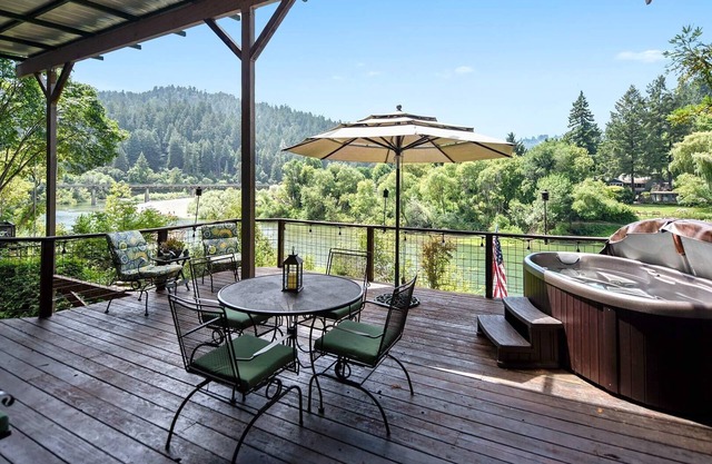 The Perfect View ~ (and the Ideal Location!) Walk to Restaurants. Beach and Mor