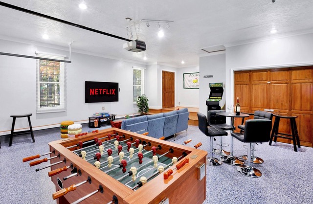 THE PINE CONE- Hot Tub | Game Room | Huge Backyard