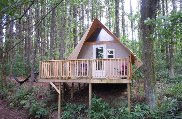 The Pine Treehouse Glamping Cabin at Dragonfly Lake