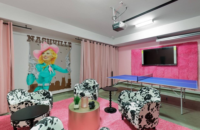 The Pink Cowgirl- Local Business Discounts, 4 Miles to Broadway