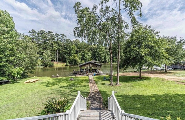 The Place to Be: Lakefront, Hot Tub, Game Room