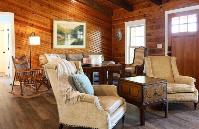 The Pop-Inn, Multi-family only 5 miles to the Square & campus!