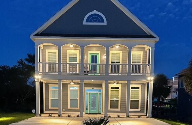 The Quiet Storm - Walk to Beach - 4BR/3BA - 3 Living Areas