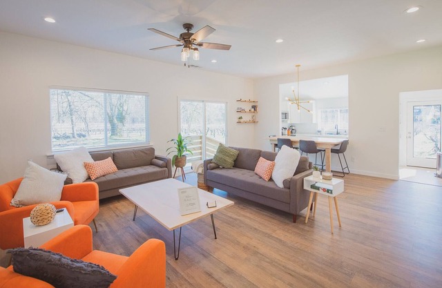 The Ranch House, 2 Acre Retreat! Walk to Indigeny Reserve!