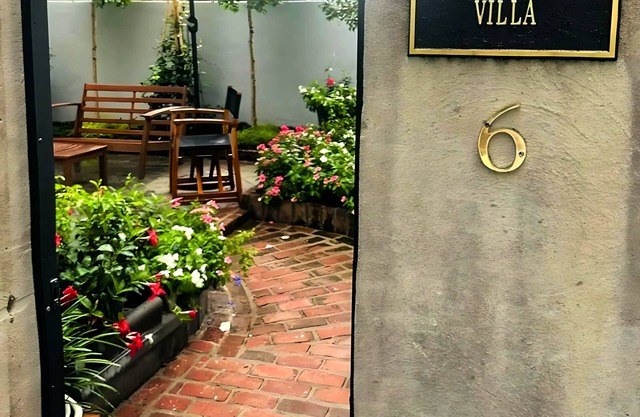 The Rabbit Hole Villa – Historic Charm, Private Courtyard & Parking Included