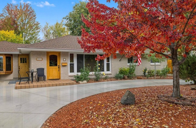 The REAL BOISE RETREAT! AMAZING LOCATION & STELLAR Backyard. Bring your DOG! 2 mins to Downtown!