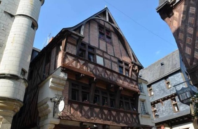 The Red House 3 * Chinon medieval center parking included