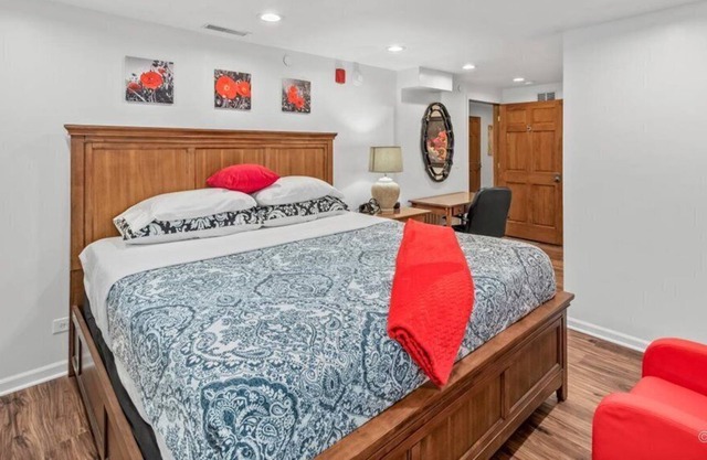 The Red King Room, ensuite full restroom