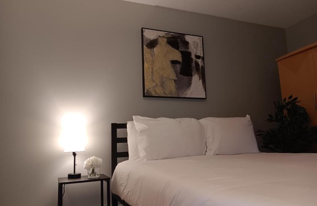 The Residence Room #1 at The West End NEW PRIVATE ROOM close to Downtown