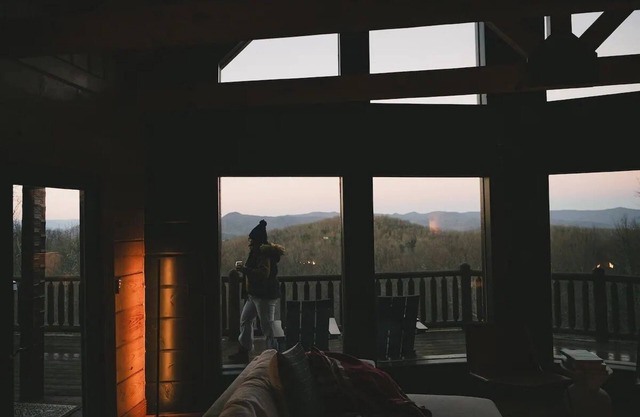 The Ridge: A Modern Cabin