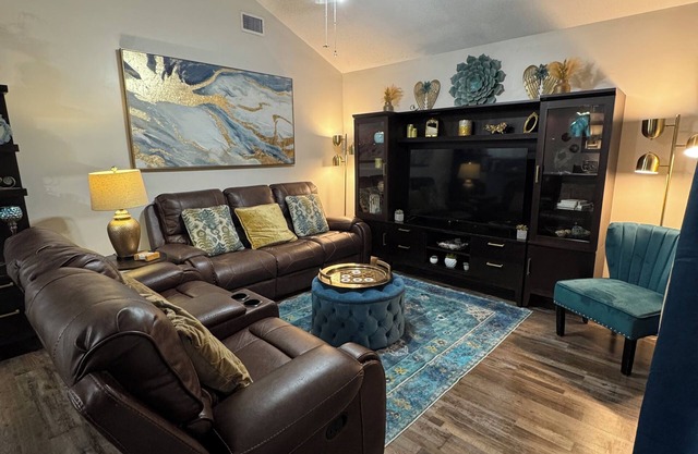 The Right End Retreat (10 Minutes to the Beach)