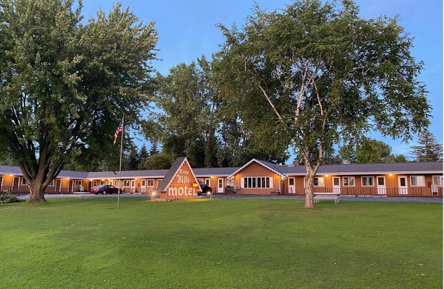 The River Hills Motel - Algoma, WI - Near Door County