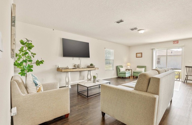 The Robin’s Nest – 3 BDR 15 Min to Downtown!