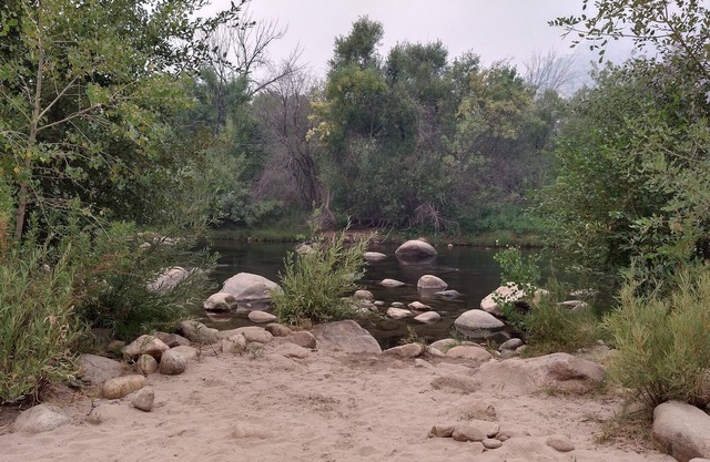 The Rock House: Cozy cabin right on the river!