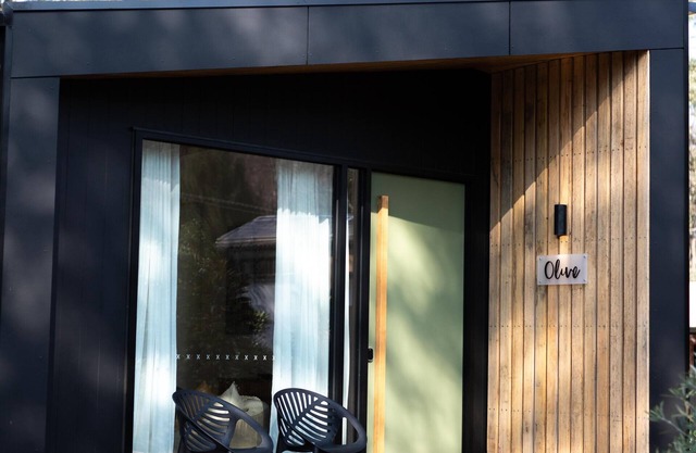 The Rocks - Olive Retreat - Nestled along the picturesque banks of the Ovens River, this modern retreat offers a perfect weekend escape for couples.
