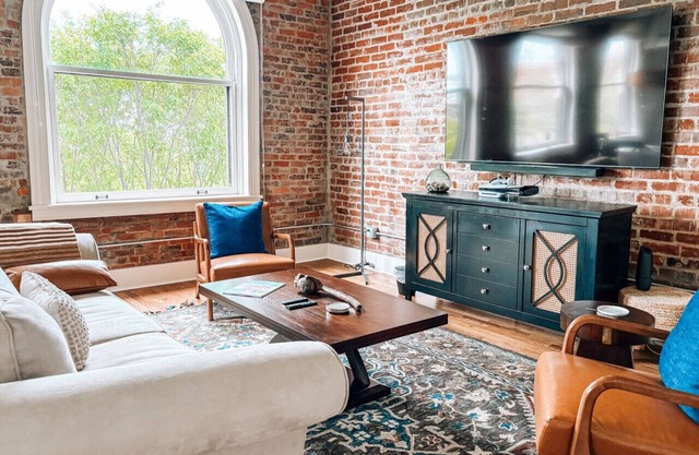 The Rooftop Nest - Downtown, Playstation 5!, Pet Friendly, Laundry, Natural Light